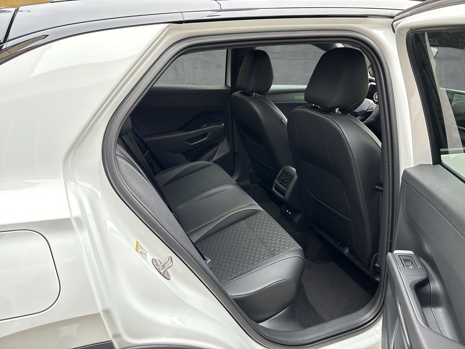 Fahrzeugabbildung Volkswagen T-Roc R-Line 1.5 eTSI DSG App-Connect RFK