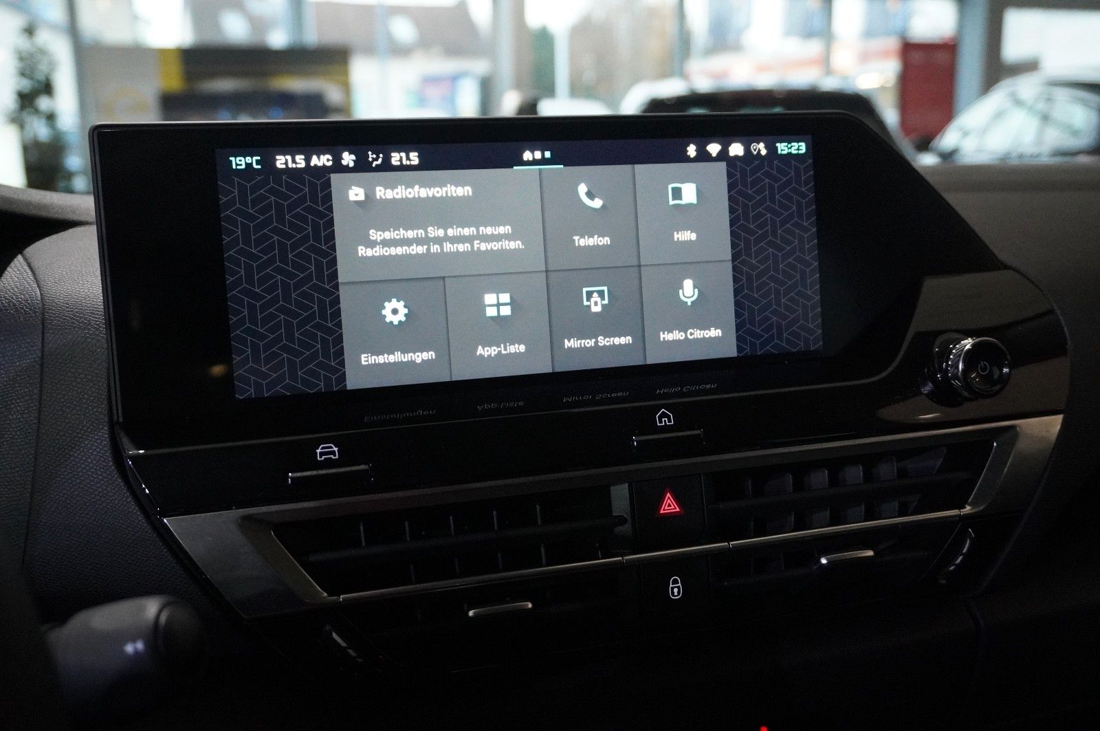 Fahrzeugabbildung Citroën C4 Lim. 1.2T PLUS NAVI/LED/KAMERA/SPORT /VIR/DAB