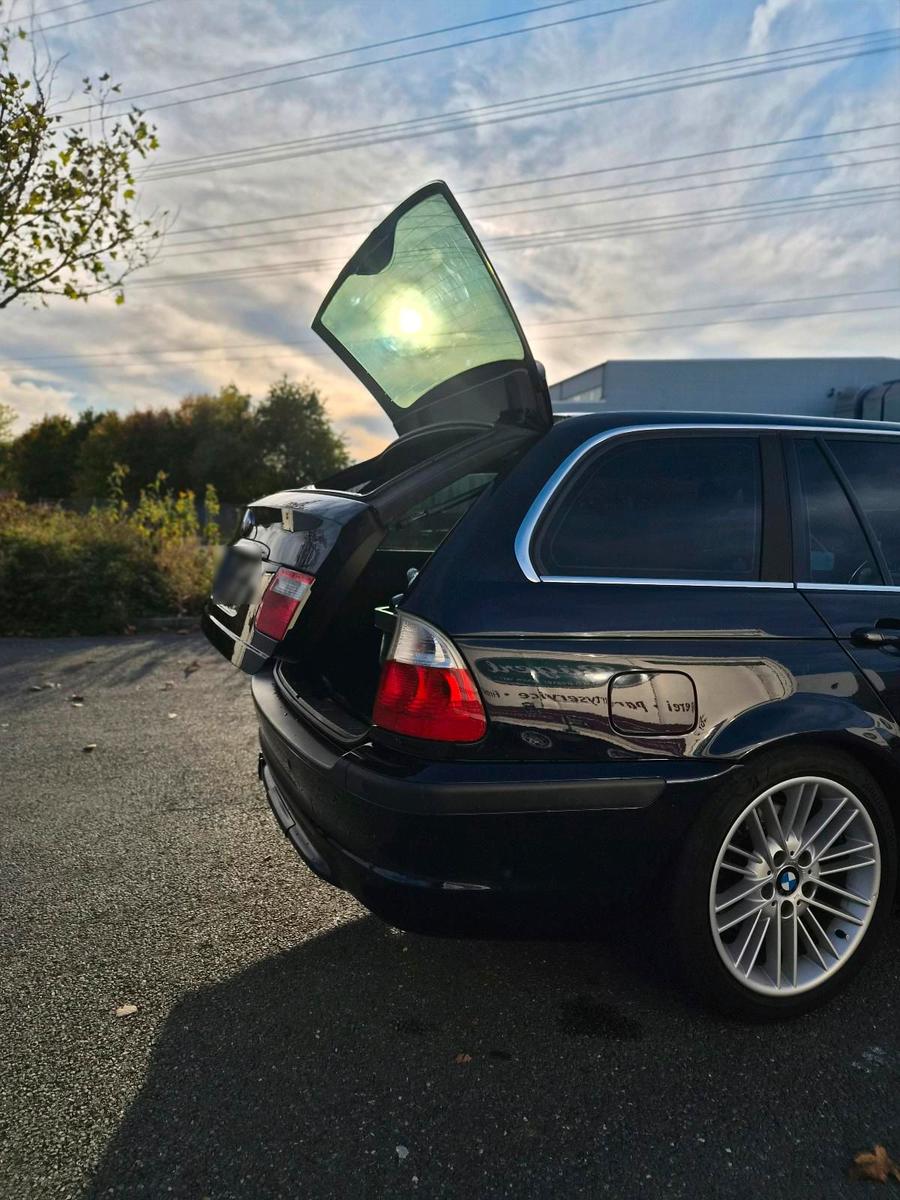 BMW 320 2005 — rear view