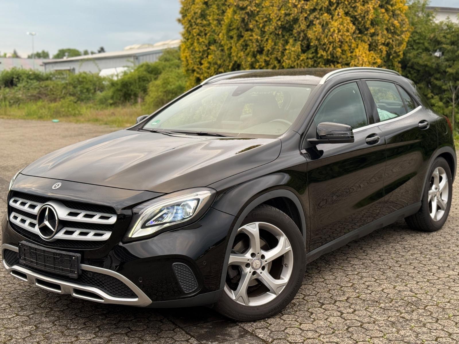 Mercedes-Benz GLA 180 * AUTOMATIK * NAVI * AHK * SITZHEIZUNG *