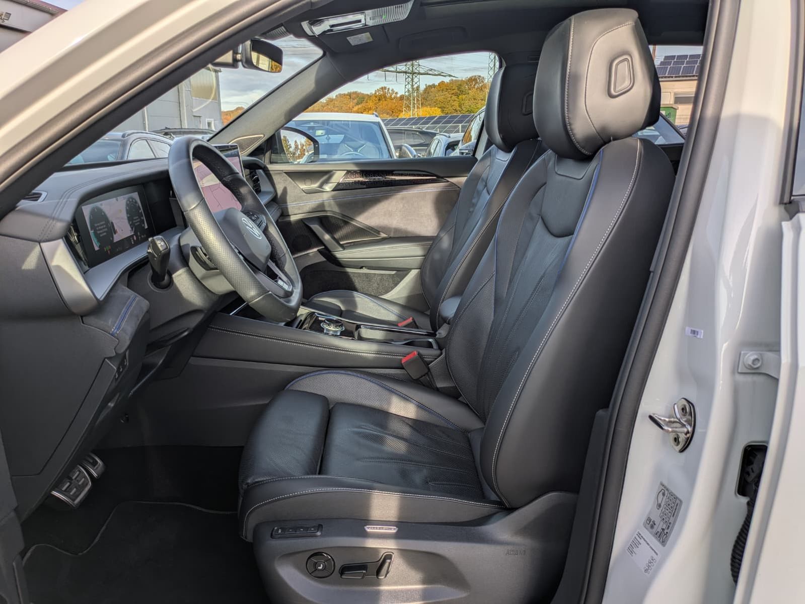 Fahrzeugabbildung Volkswagen Tayron 2.0 TDI 4M R-Line 7S*IQ-L.*LEDER*PANO*HUD