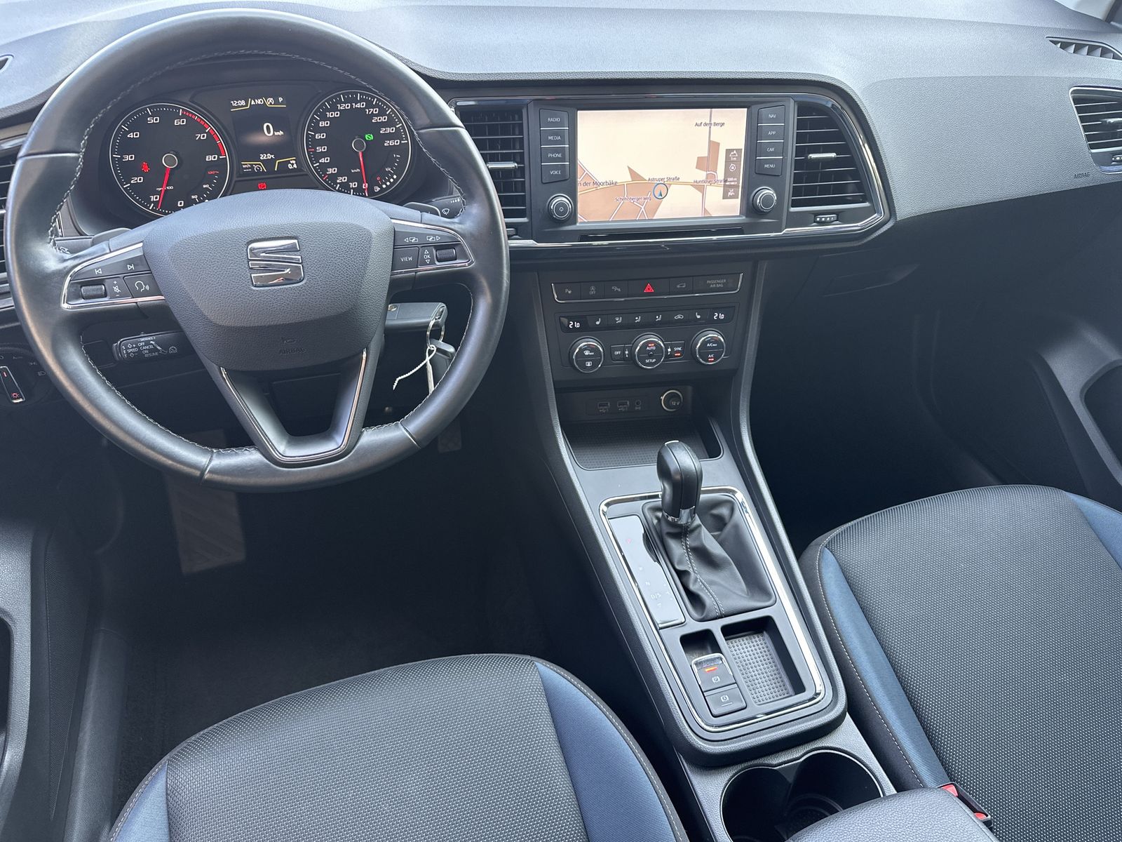 Fahrzeugabbildung SEAT Ateca 1.4 TSI DSG Style NAV+LED+360°+AHK