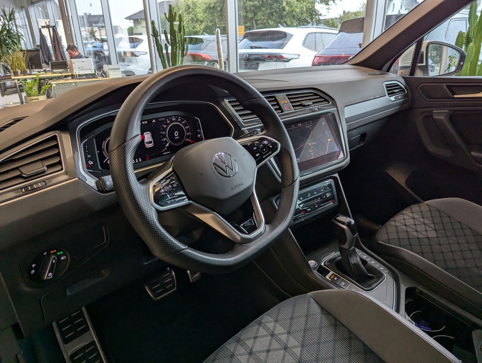 VW Tiguan R-Line eHybrid Matrix Kamera DCC ACC 20" - Image 20