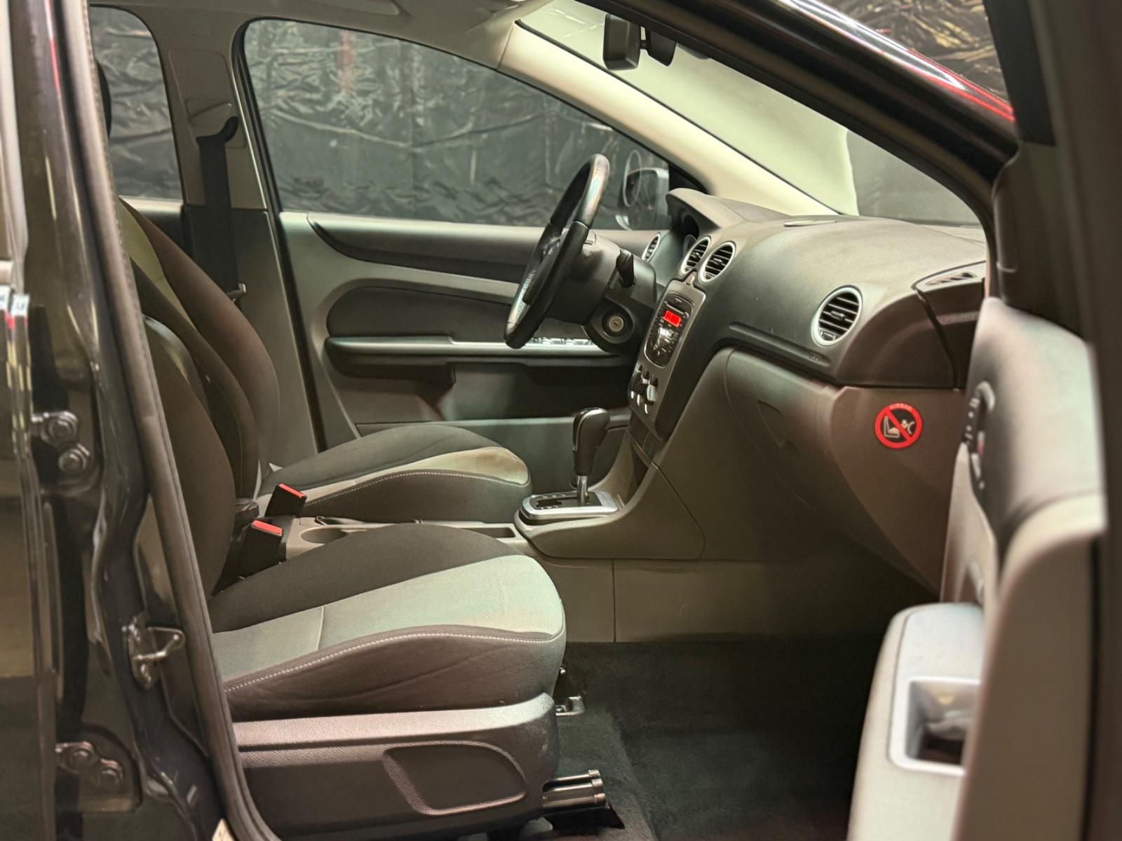 Ford Focus 2010 — photo 28