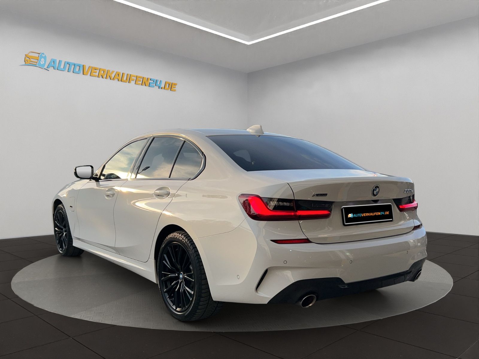 BMW 330e xDrive M Sport LASER HUD KAM DAB LIVE 2.HD foto 4