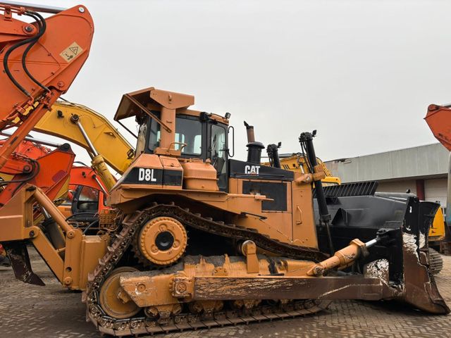 CAT D8L