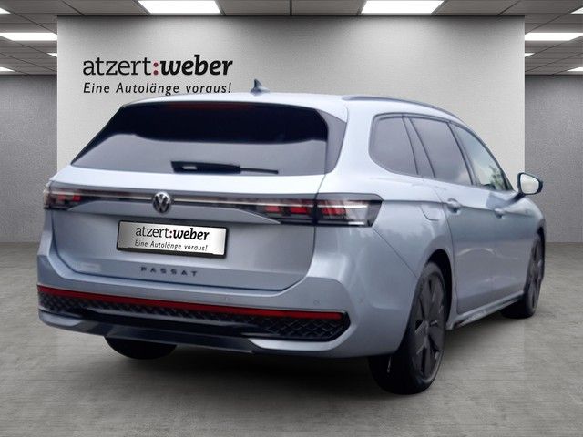 Fahrzeugabbildung Volkswagen Passat Variant 1,5 eTSi R-Line Black Pano AHK