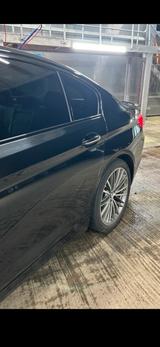 BMW 530d Sportline |  8x Bereift 19 Zoll - BMW 530 mit Diesel-Antrieb: Schwarz, Standheizung, Limousine