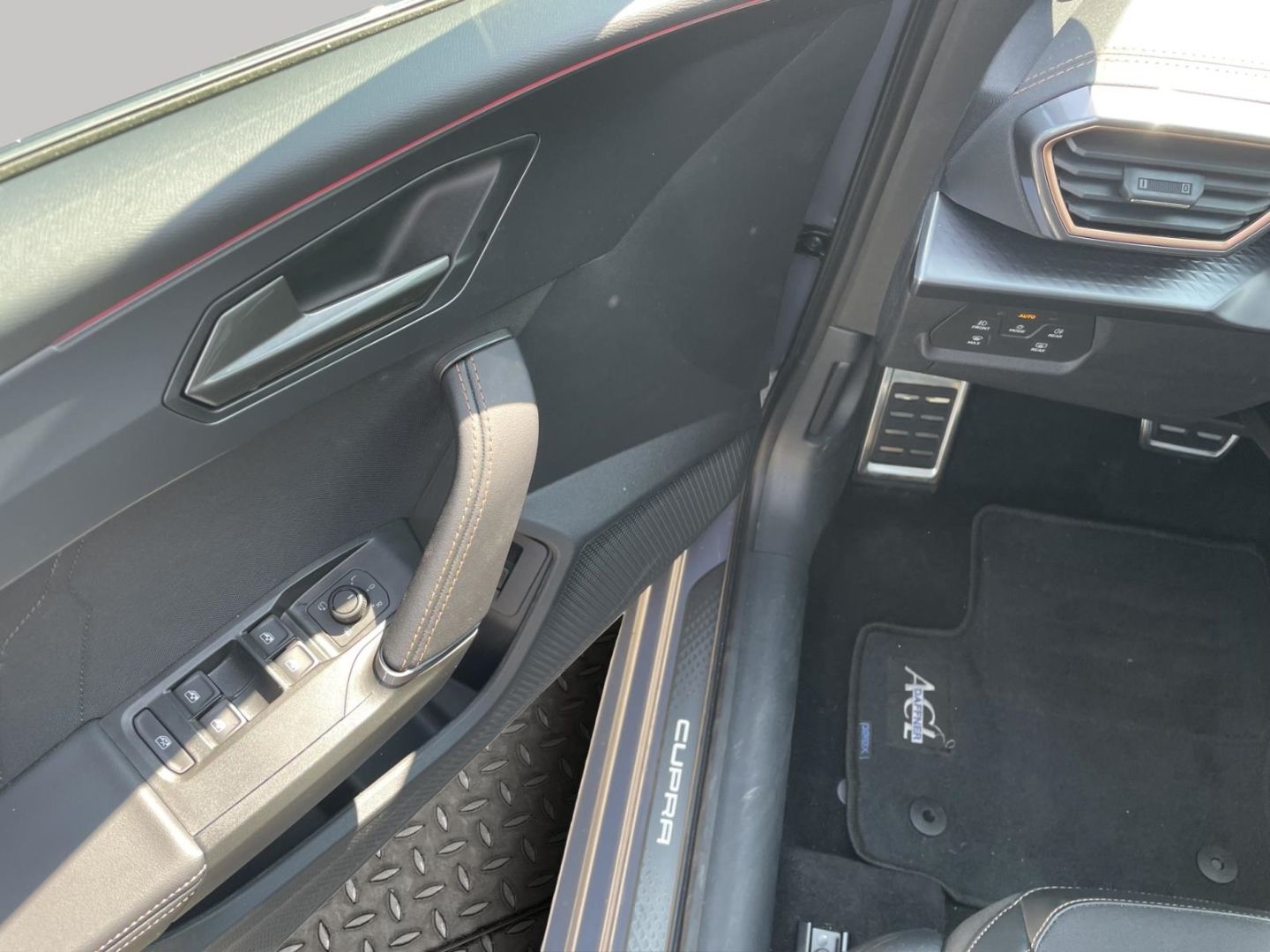 Fahrzeugabbildung CUPRA Leon Sportstourer 2.0 TDI 110 kW El. Panodach Na