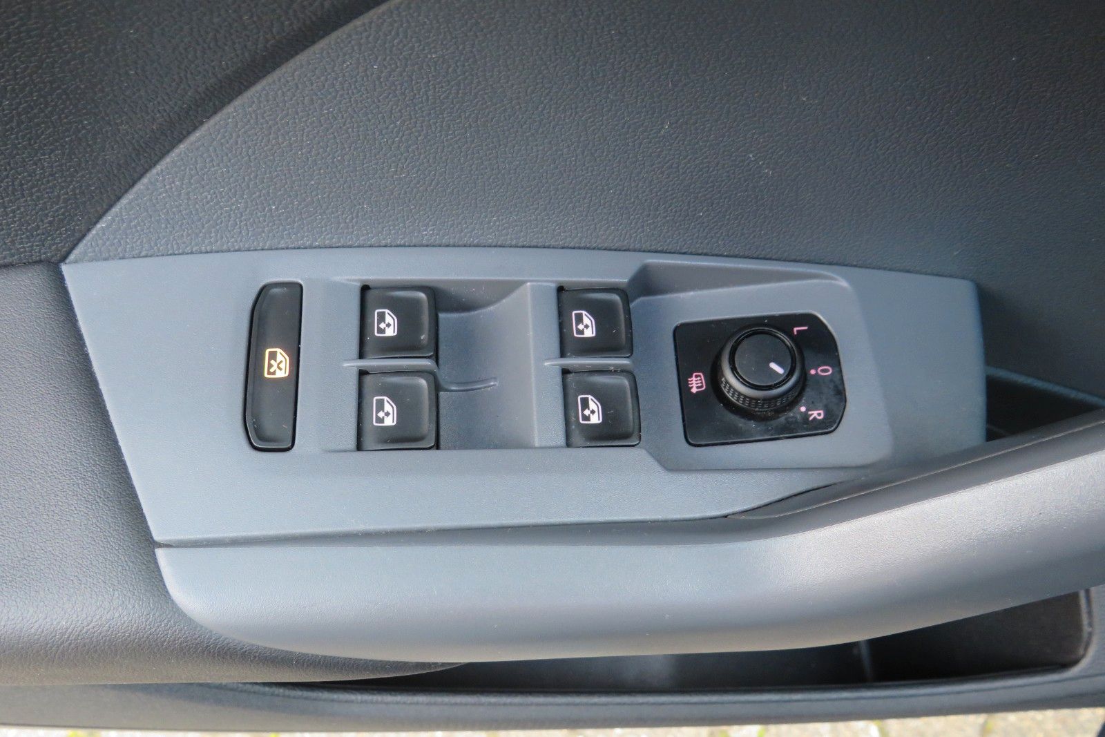 Fahrzeugabbildung Volkswagen T-Cross Life NAVI PDC SITZH DIGITAL-COCKPIT PRO