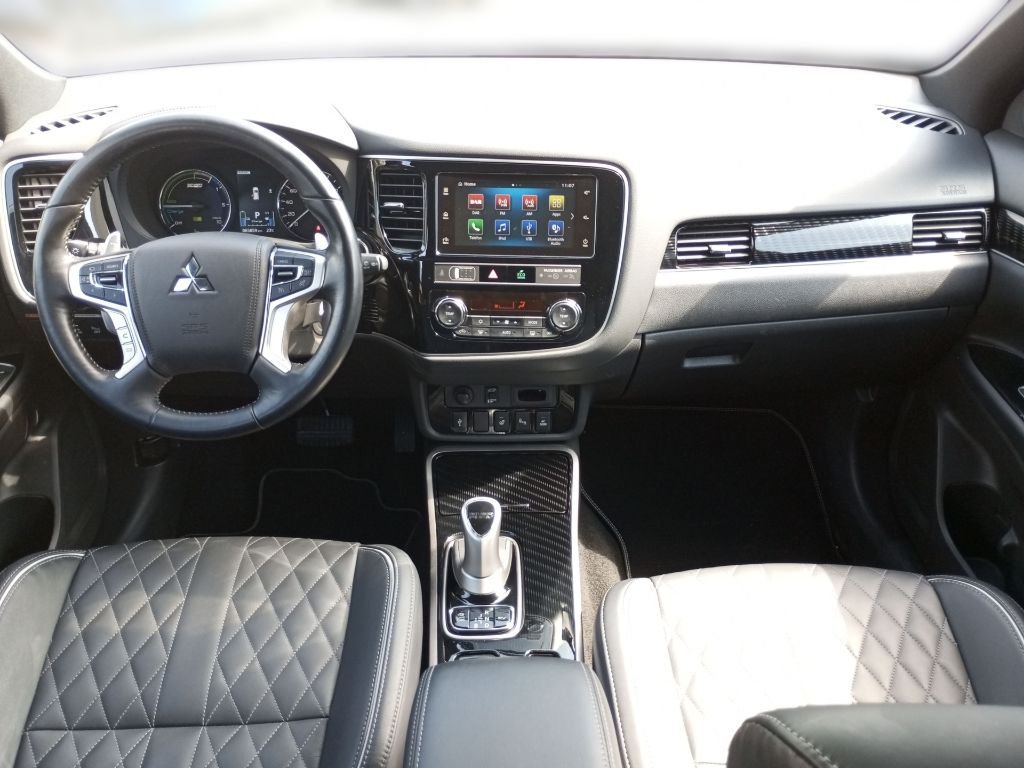 Fahrzeugabbildung Mitsubishi Outlander Plug-in Hybrid PLUS Intro 2.4 4WD AHK