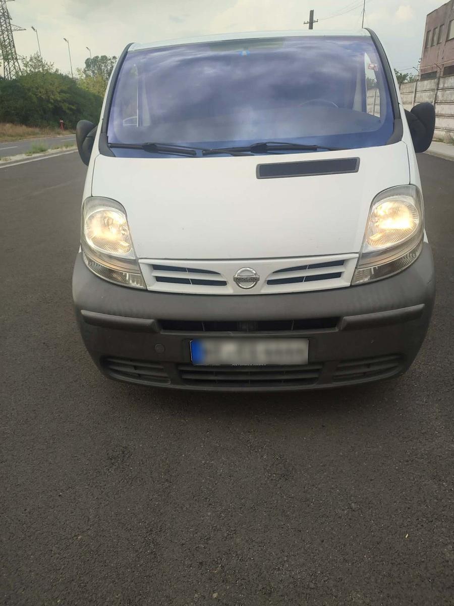 Nissan Primastar 2005 — rear view