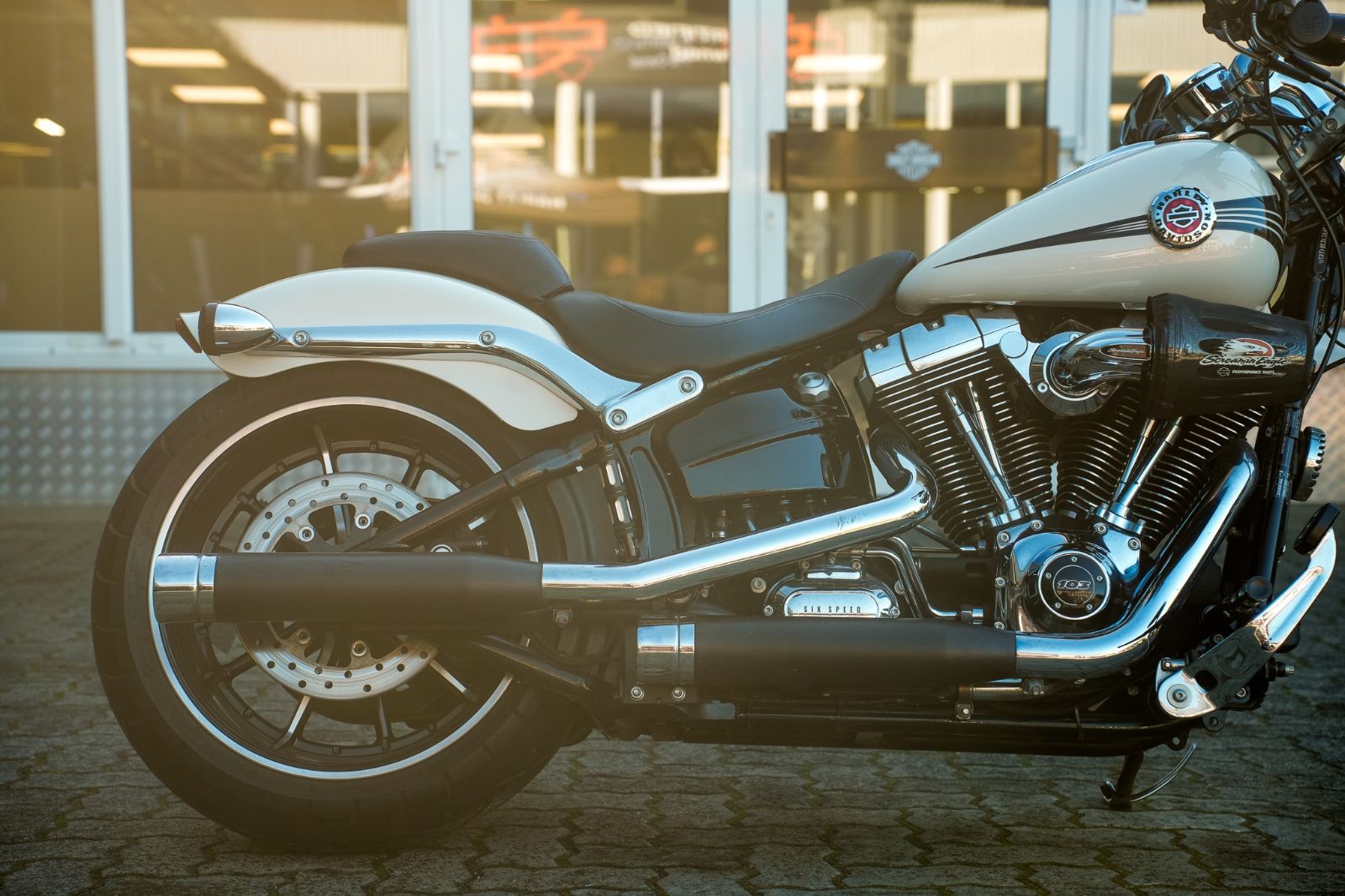 Fahrzeugabbildung Harley-Davidson FXSB Breakout 103 cui - Remus - Screamin' Eagle