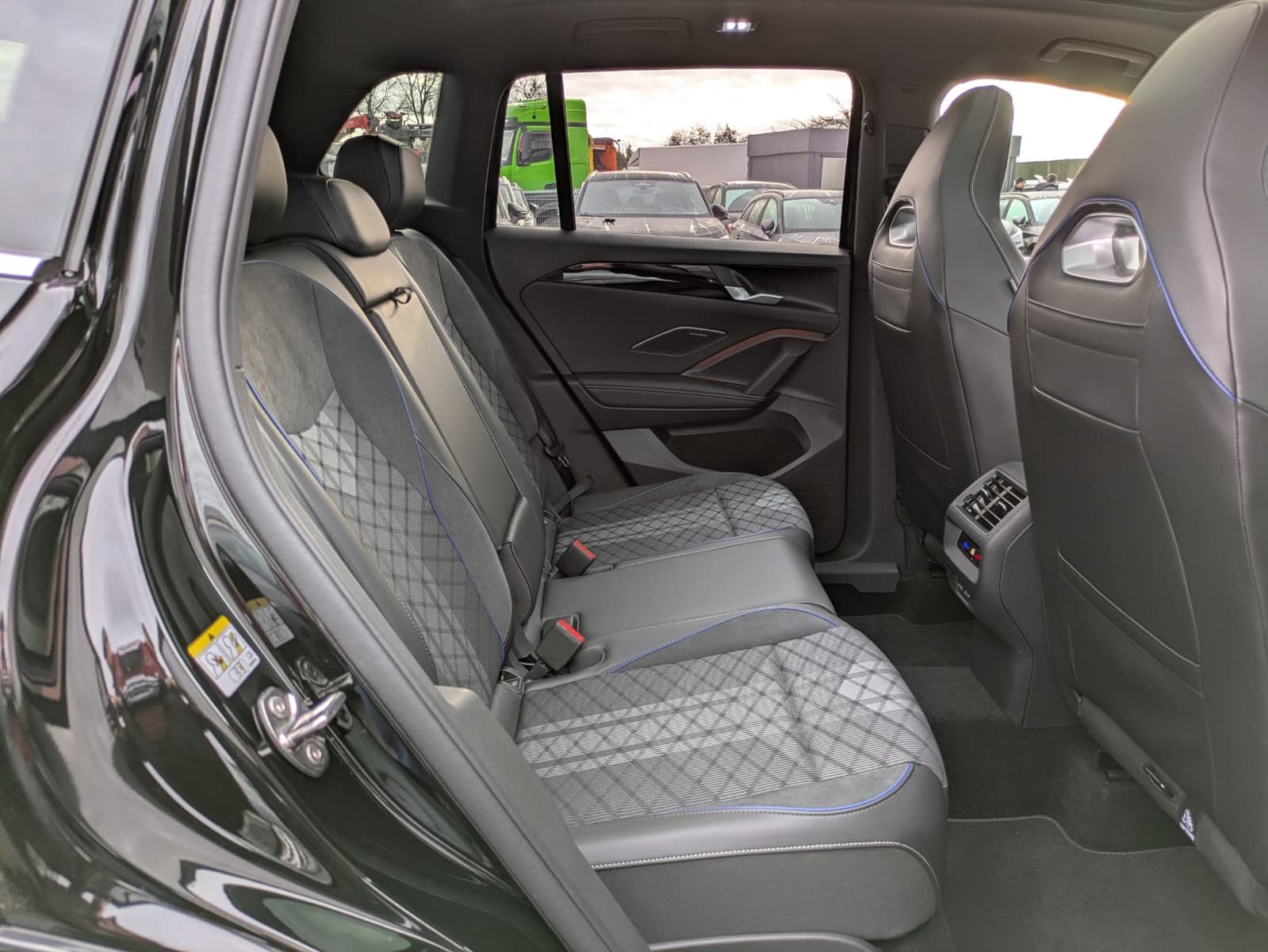 Fahrzeugabbildung Volkswagen Tiguan 2.0 TDI 4M R-Line PANO*H&K*AHK*MATRIX*20"