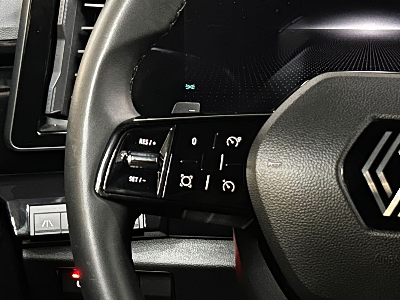 Fahrzeugabbildung Renault Austral 1.3 TCE Aut Evolut NAVI+LED+SHZ+KAM+ACC+