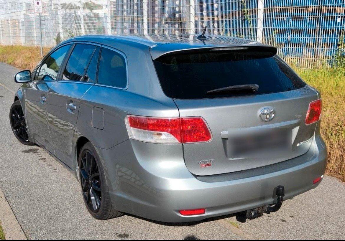 Toyota Avensis 2011 — interior