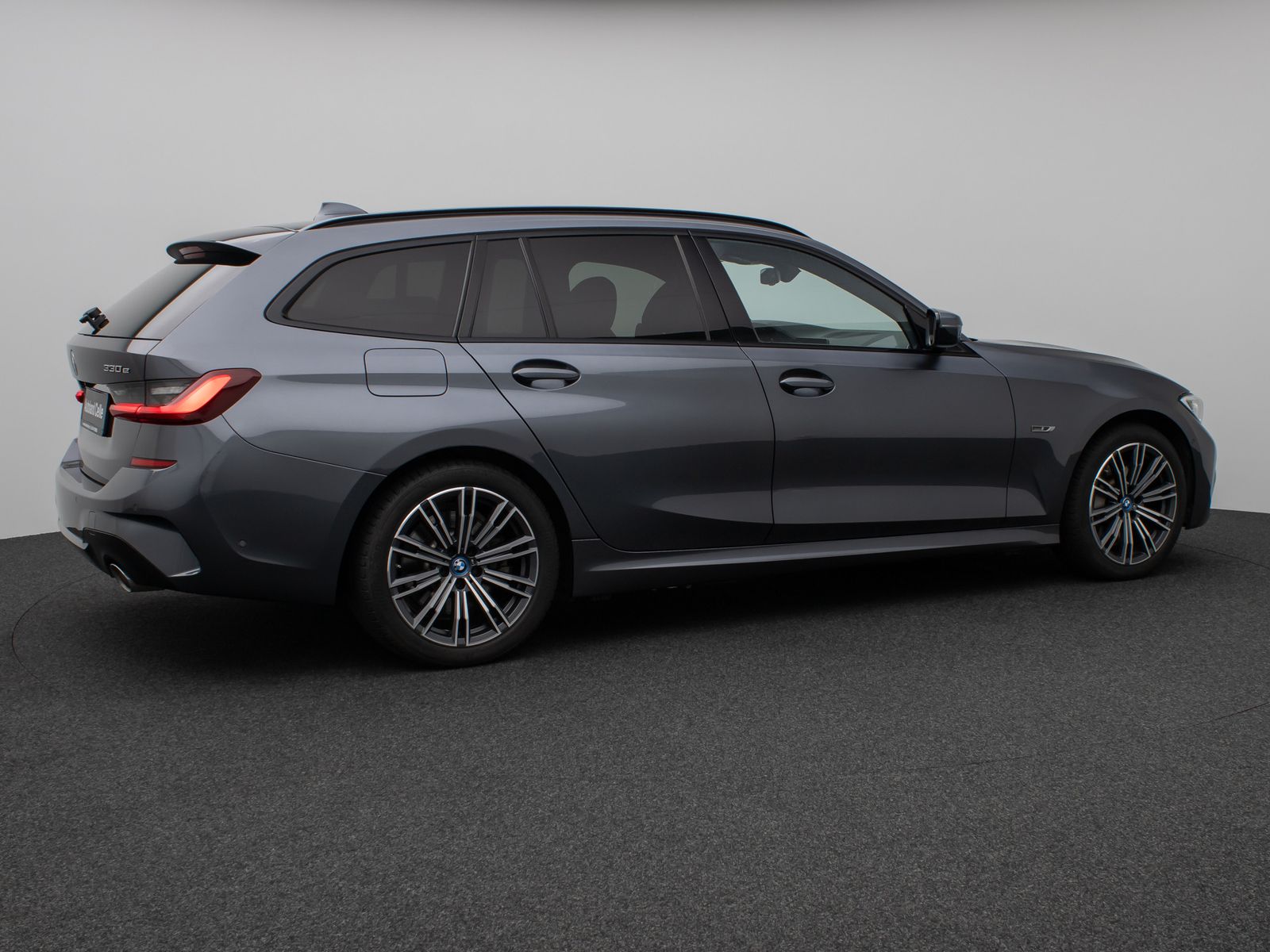 Fahrzeugabbildung BMW 330e M Sport Panorama Kamera Laser HUD DAB HiFi