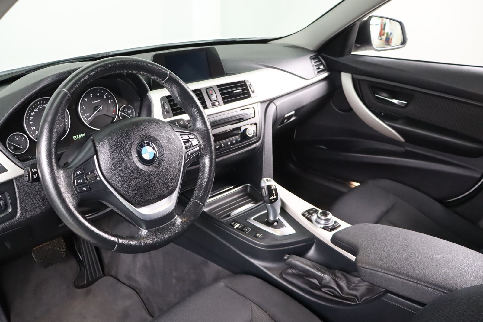 Fahrzeugabbildung BMW 320 i Touring xDrive * Bi- Xenon * Navi