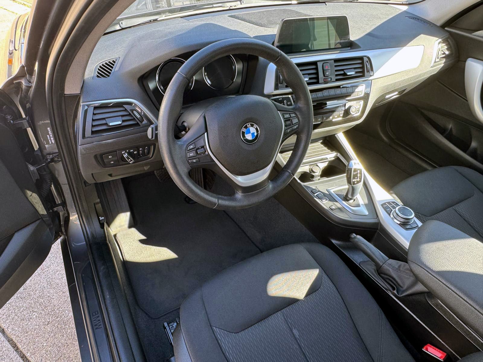 Fahrzeugabbildung BMW 118i 5-trg. Aut. Advantage LED TEMP PDC SHZ NAV