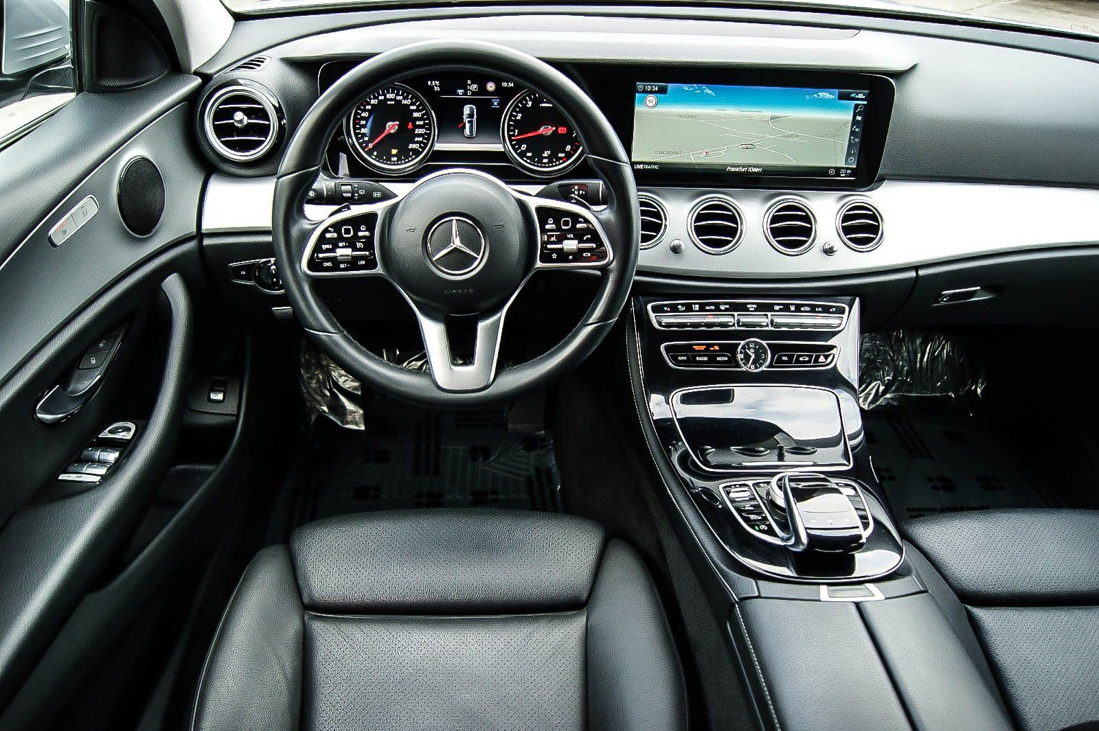 Fahrzeugabbildung Mercedes-Benz E 200 T-Modell 7-SITZER STANDHEIZUNG MULTI-BEAM