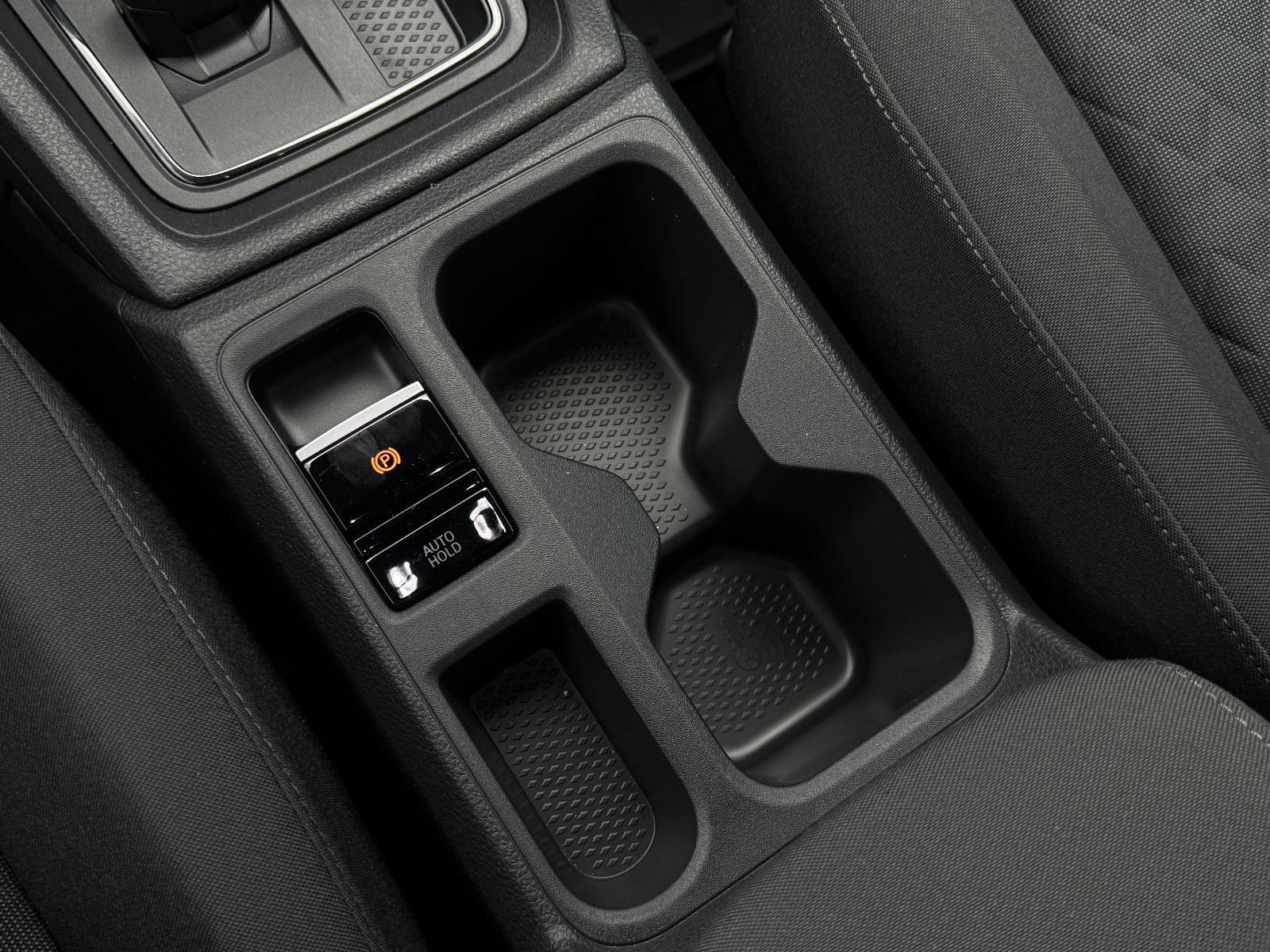 Fahrzeugabbildung Volkswagen Caddy Life Maxi TSI DSG ACC AHK LED Kamera Sthz