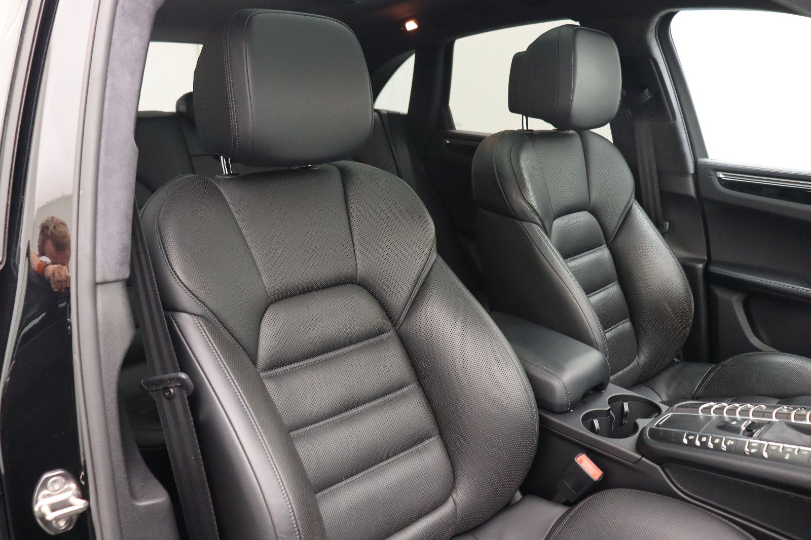 Fahrzeugabbildung Porsche Macan Turbo Performance-Paket Sport-Paket Luft
