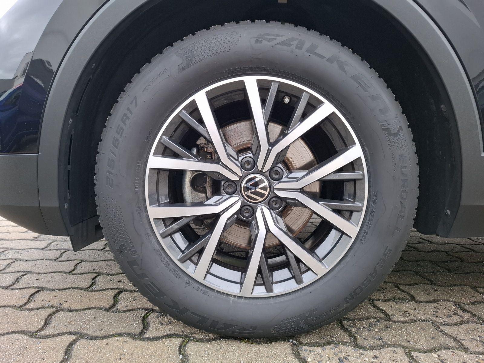 Fahrzeugabbildung Volkswagen Tiguan TSI Life DSG LED Navi Pano ACC PDC SH