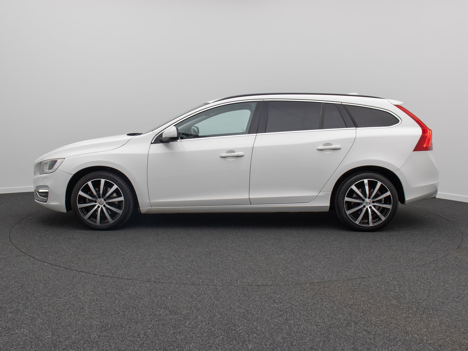 Fahrzeugabbildung Volvo V60 Summum AWD Kamera ACC GSD Memory TotwinkelAs