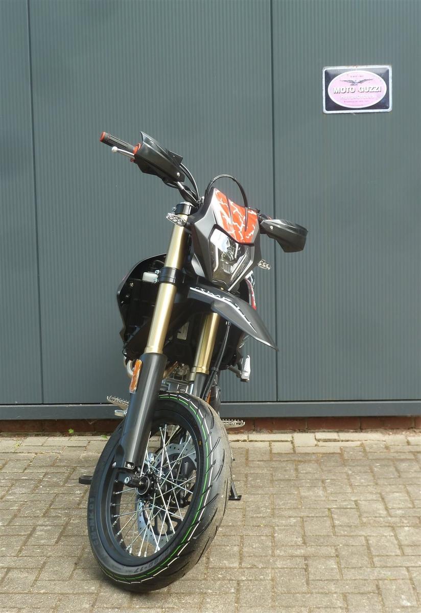 QJ Motor COV 125 SM Supermoto