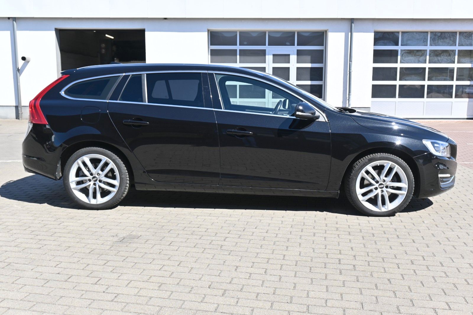 Fahrzeugabbildung Volvo V60 D4 Autom. Summum*NAVI*STDHZG*RFK*