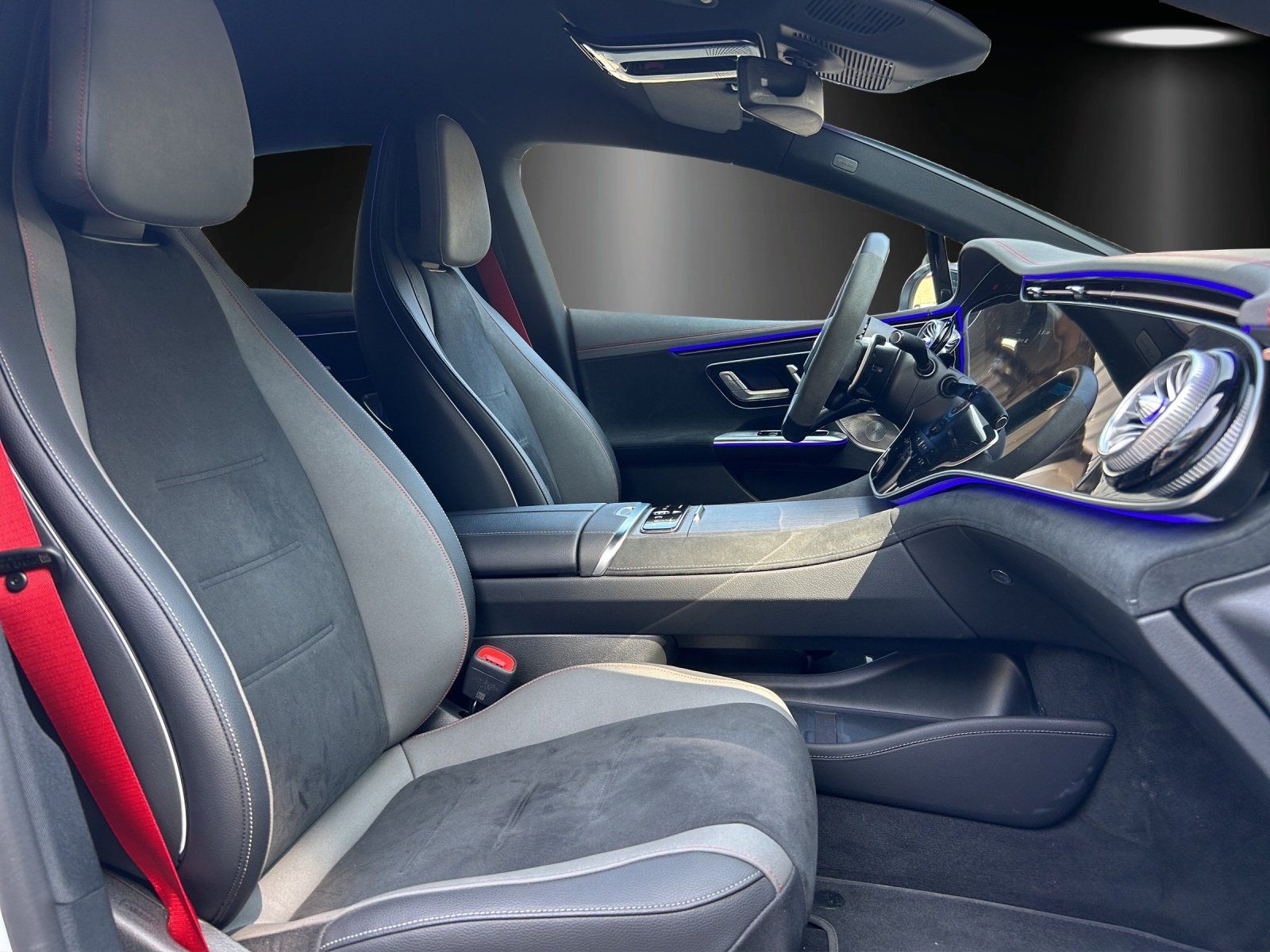 Fahrzeugabbildung Mercedes-Benz EQE 43 AMG Prem HYPER Night DISTRO KeyGo AHK HAL