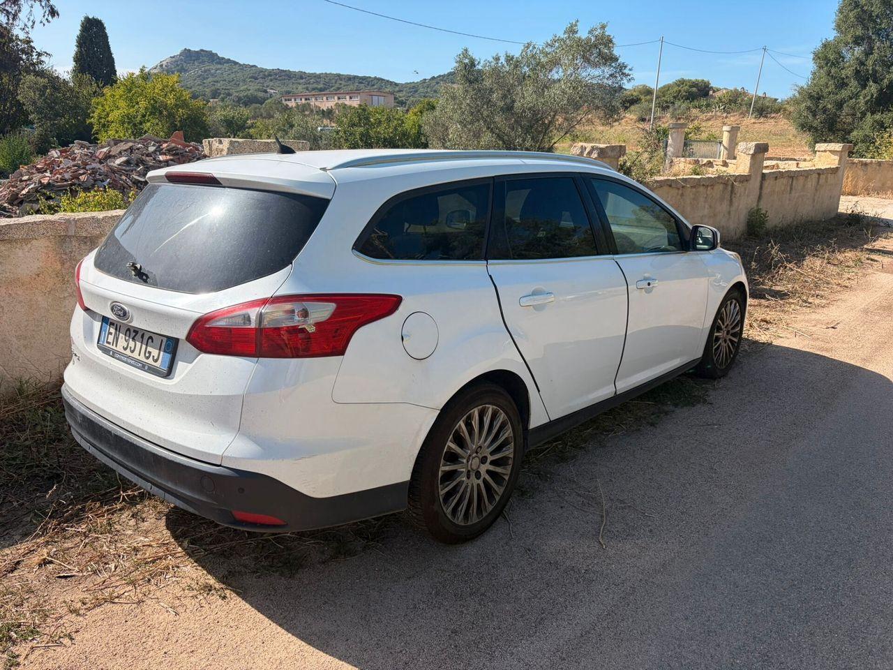 Ford Focus 2012 — interior