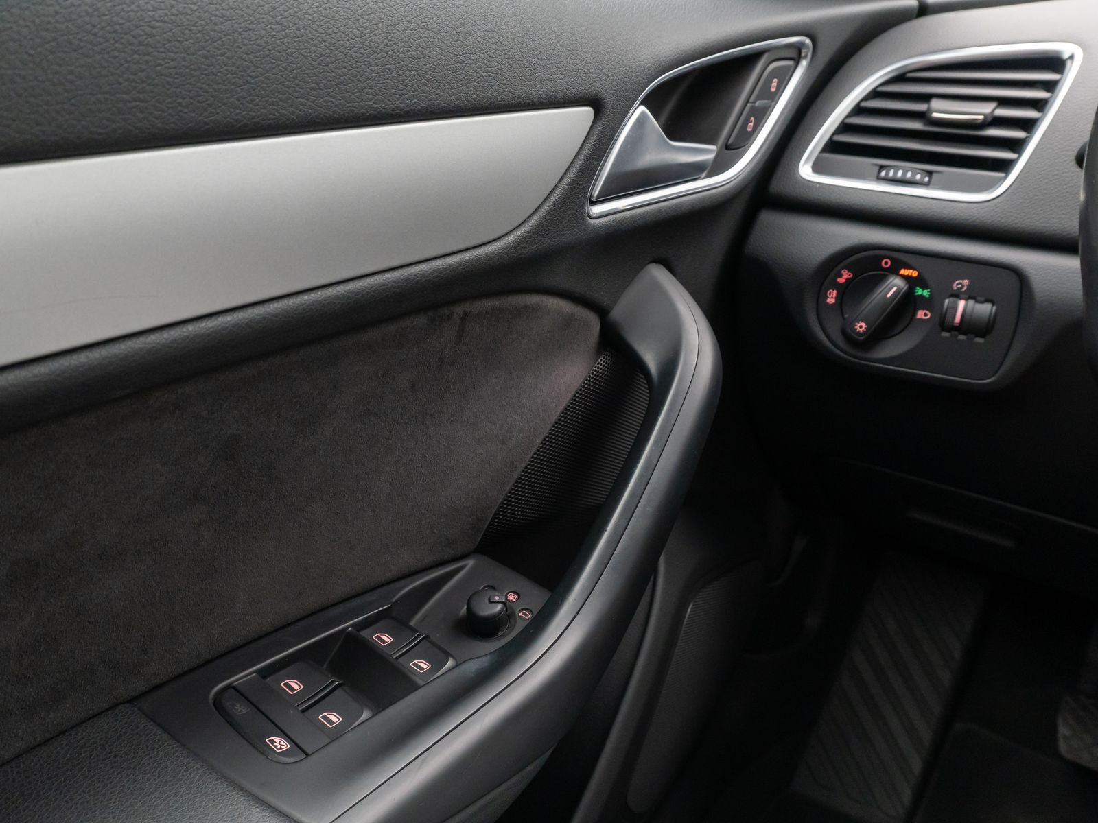 Fahrzeugabbildung Audi Q3 basis Sportsitz Xenon PDC Navi Multilenk Komf