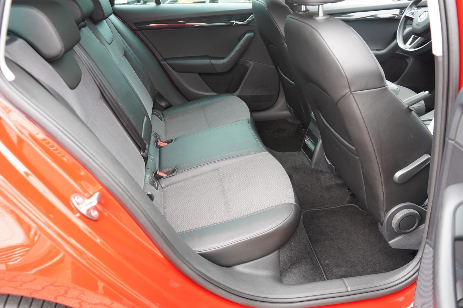 Skoda Octavia 1.6 TDI Style Navi Sitzheizung Klimaaut.