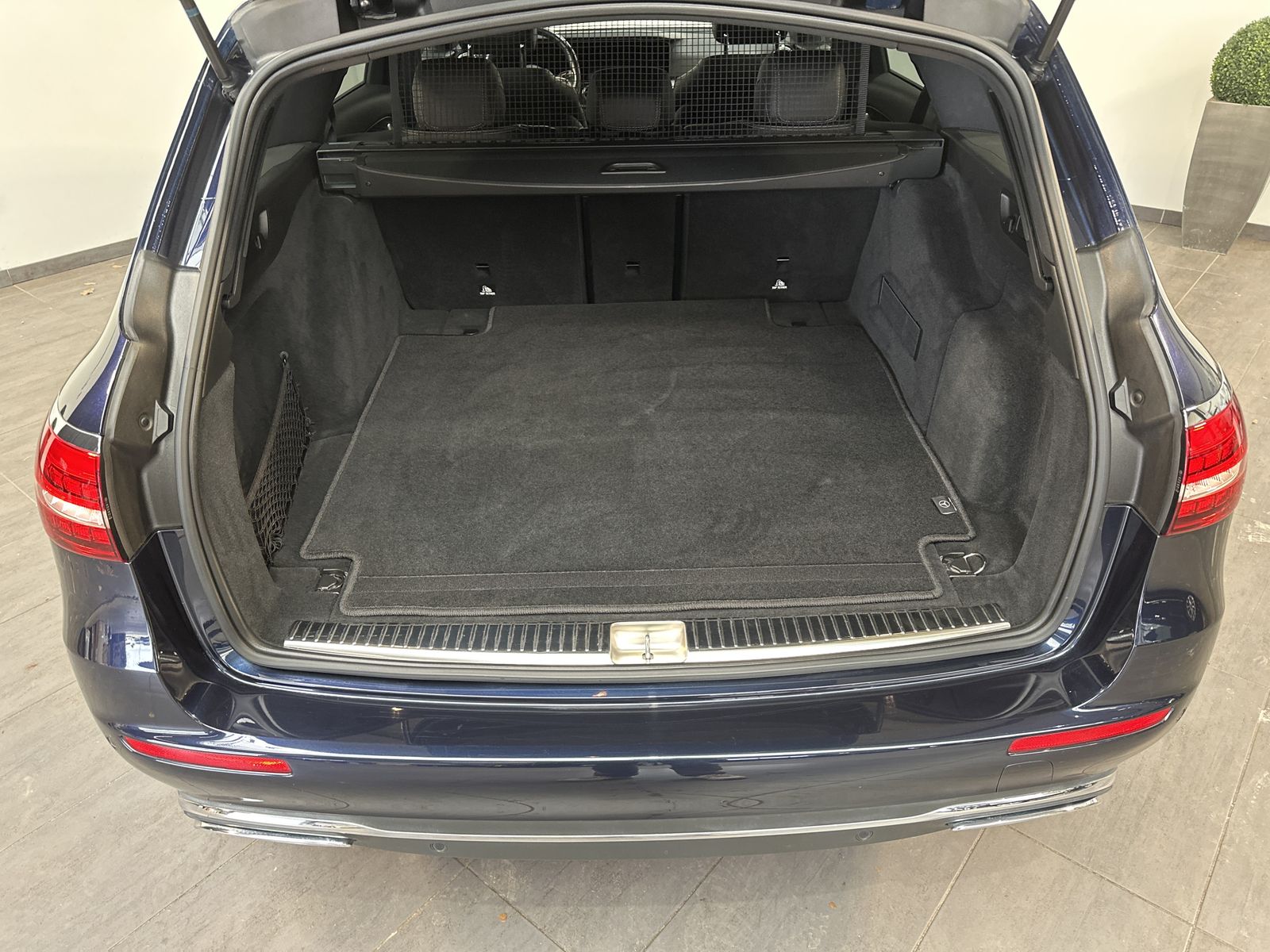 Fahrzeugabbildung Mercedes-Benz E 220d T Avantgarde NAV+LED+360°+WIDE+BURMEISTER