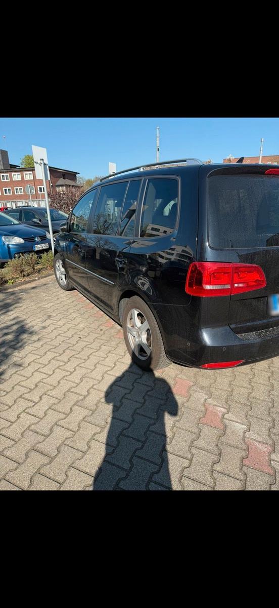 Volkswagen Touran 2011 — вигляд ззаду
