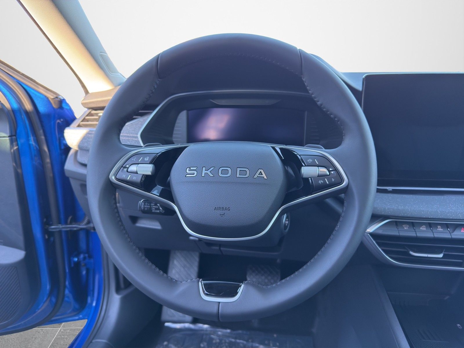SKODA Octavia Combi Tour 2.0 TDI DSG 110kW/150PS - Image 11