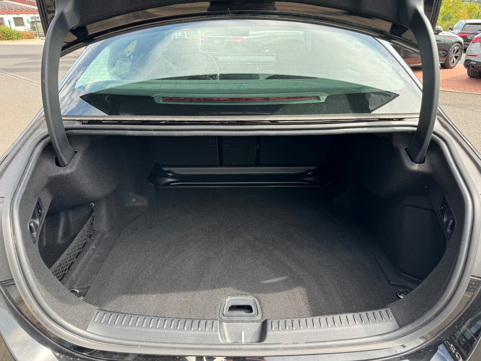 Fahrzeugabbildung Mercedes-Benz E 220 d Avantgarde R-Kamera+Pano+Distr+TotW+ - mit KI generiert/bearbeitet