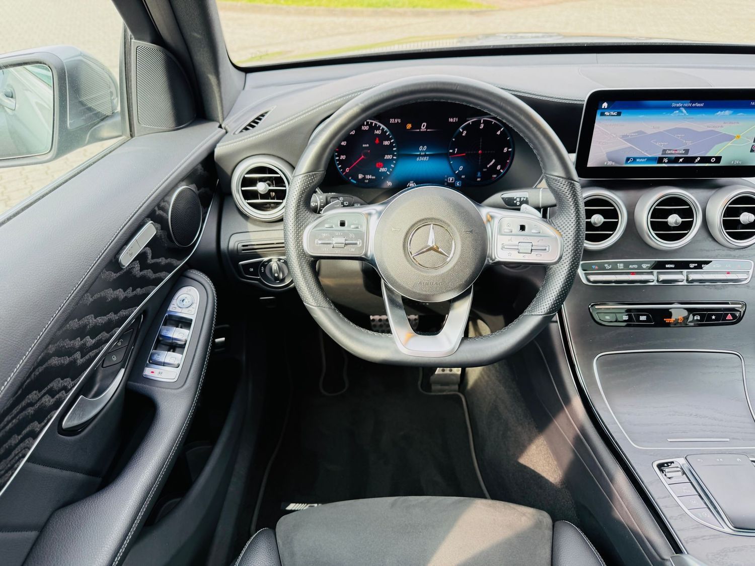 Fahrzeugabbildung Mercedes-Benz GLC 220 d 4M AMG, Panodach, AHK schw, PTS, RFK,