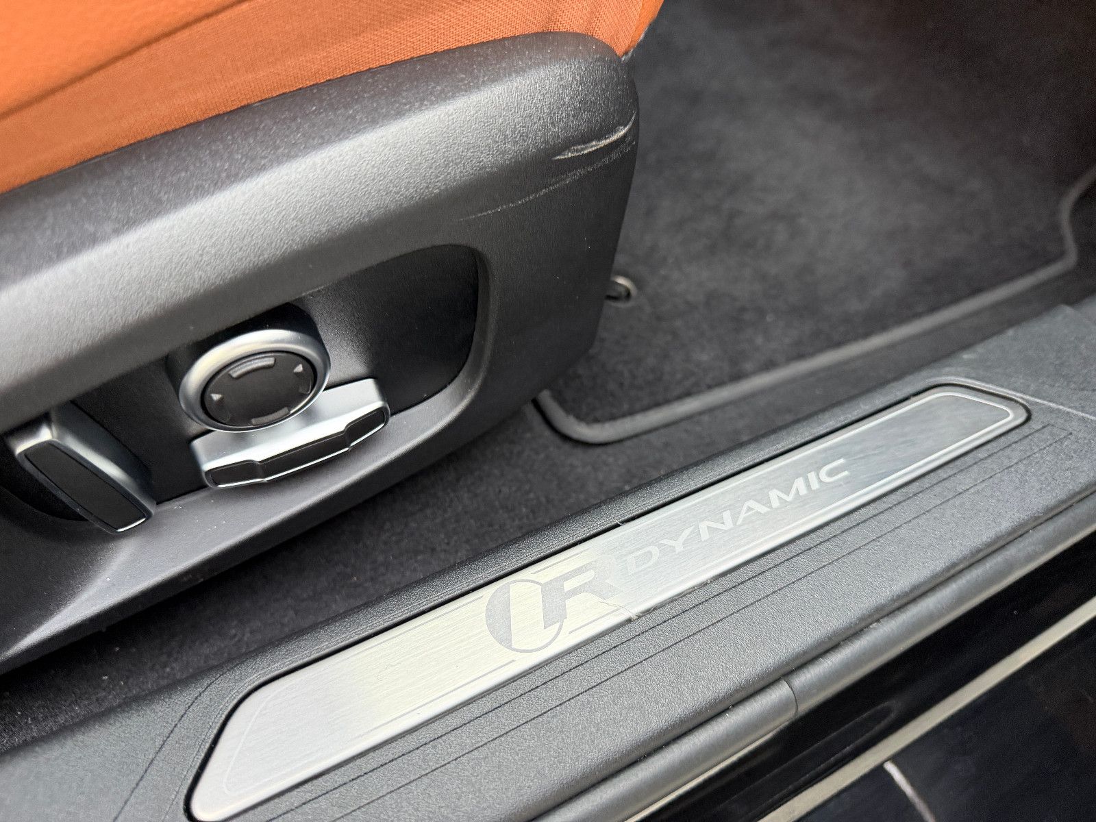 Fahrzeugabbildung Jaguar XE R-Dynamic Black/360°/NAVI/APPLE/SOUND/SHZ