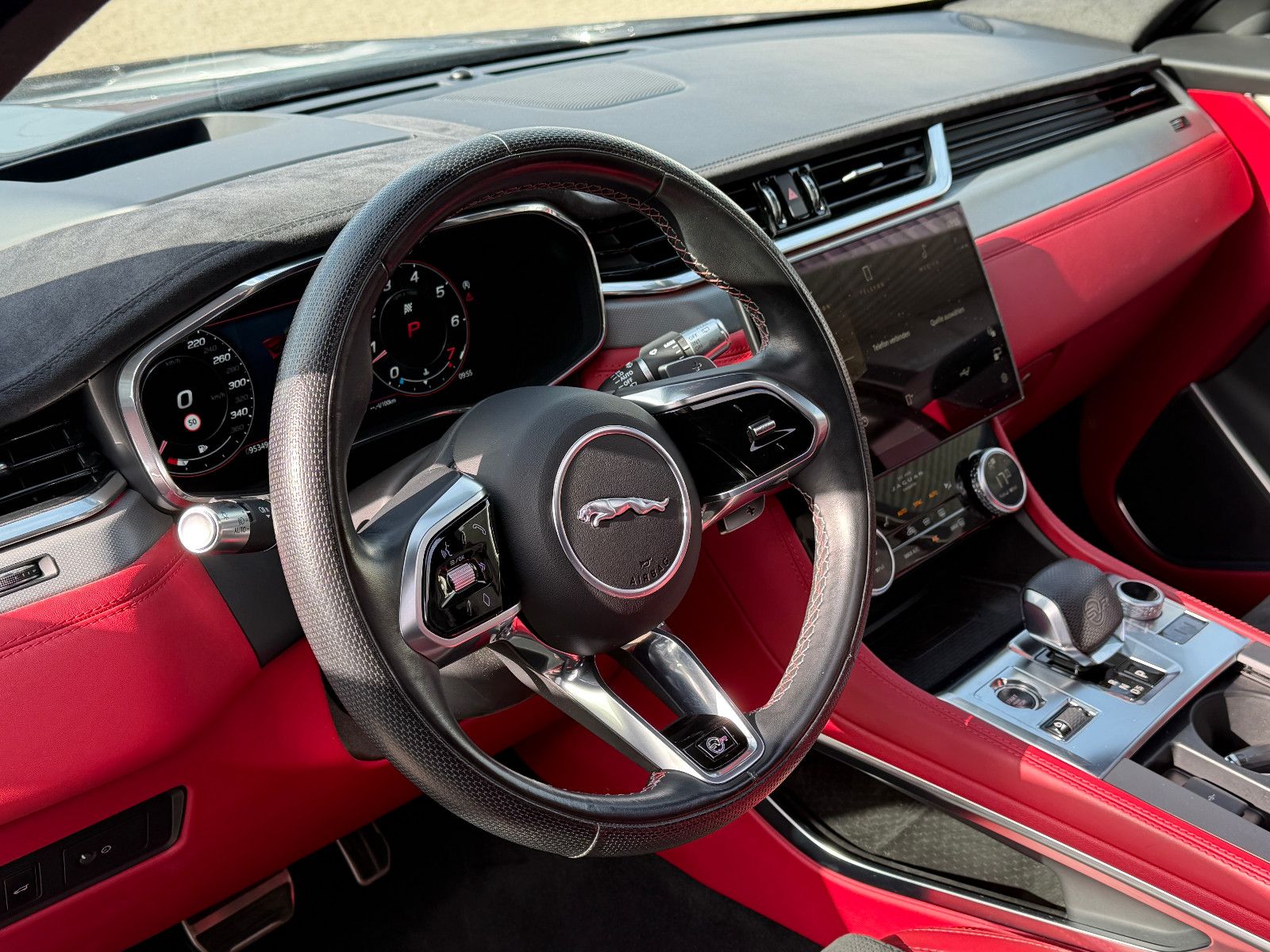 Fahrzeugabbildung Jaguar F-PACE SVR /PANO/MERIDIAN/HUD/360°KAM/MEMORY