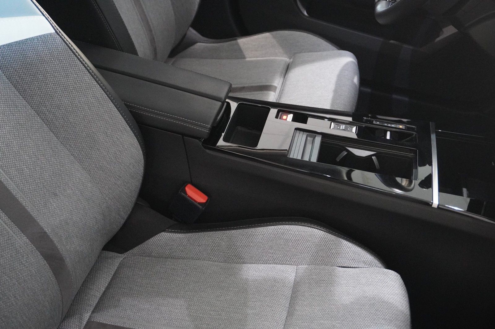 Fahrzeugabbildung Opel Astra L Lim. 1.6 HYBRID ELEGANCE NAVI/KAMERA/AHK