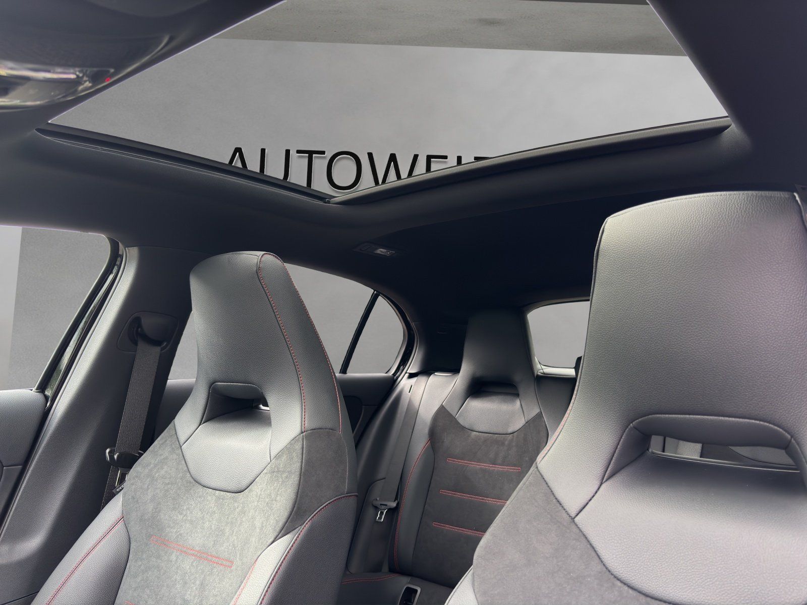 Fahrzeugabbildung Mercedes-Benz A 220 d AMG 360 Distr AHK DigiLight Pano Burme