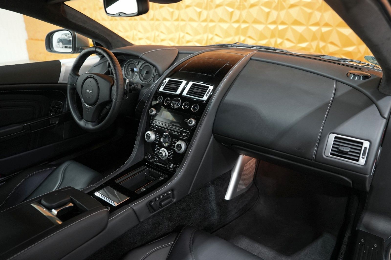 Fahrzeugabbildung Aston Martin DBS 6.0 Touchtronic V12 " Casino Royal " Carbon