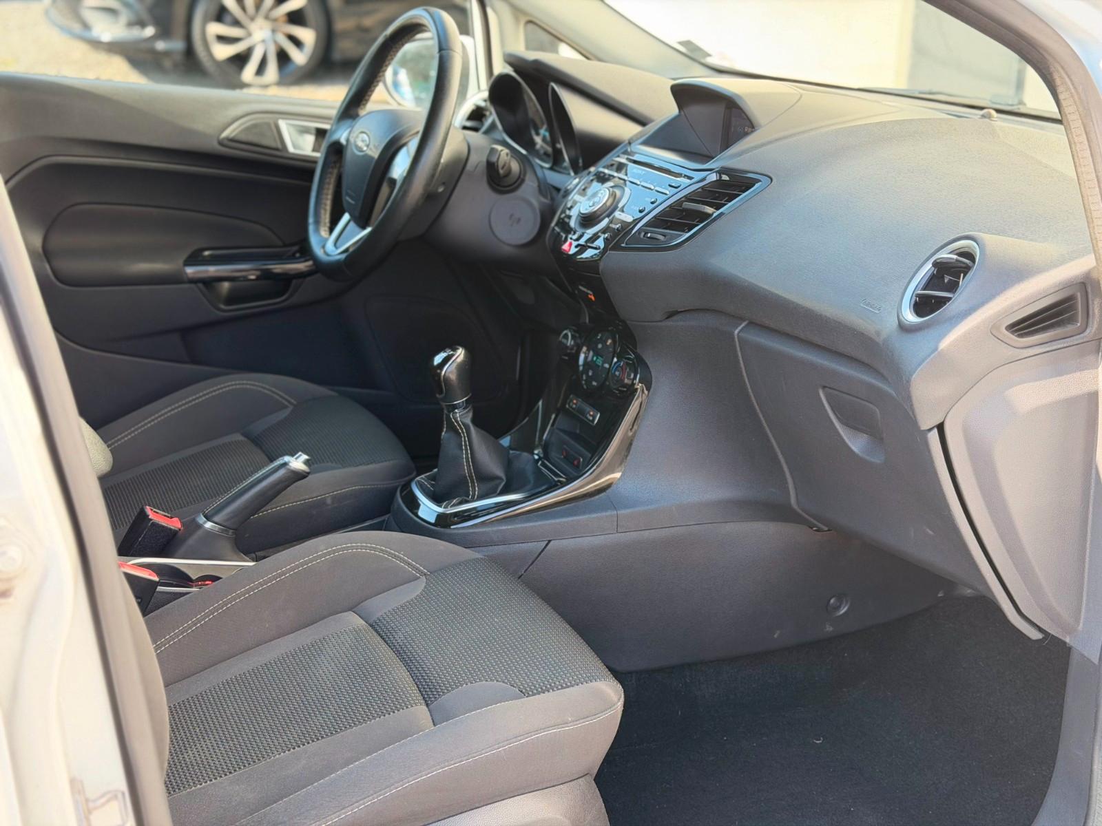 Ford Fiesta Titanium*RFK*NAVI*VOLL CHECKHEFT*SZH*MFL*