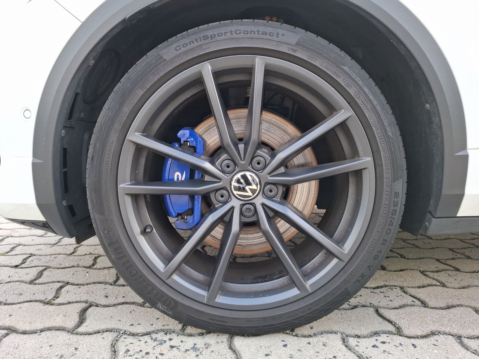 Fahrzeugabbildung Volkswagen T-Roc R 4M Matrix Navi Akrapovic Pano AID ACC RF