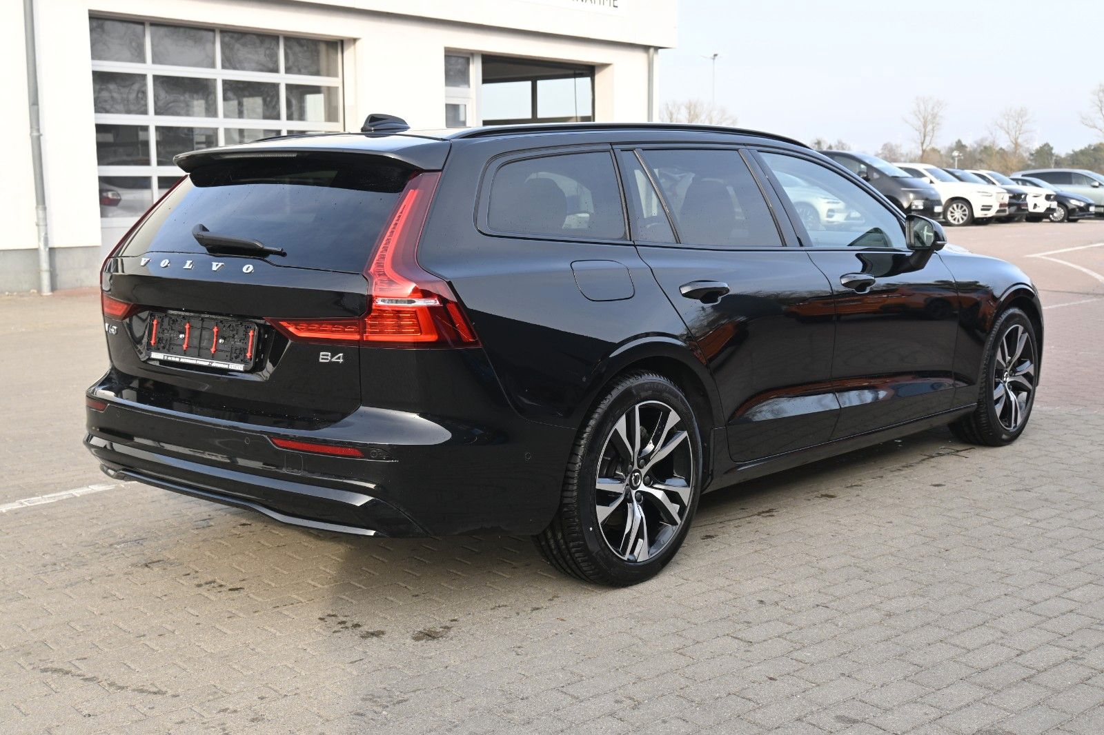 Fahrzeugabbildung Volvo V60 B4 DKG Plus Dark*FSHZG*H&K*360°*ACC*AHK