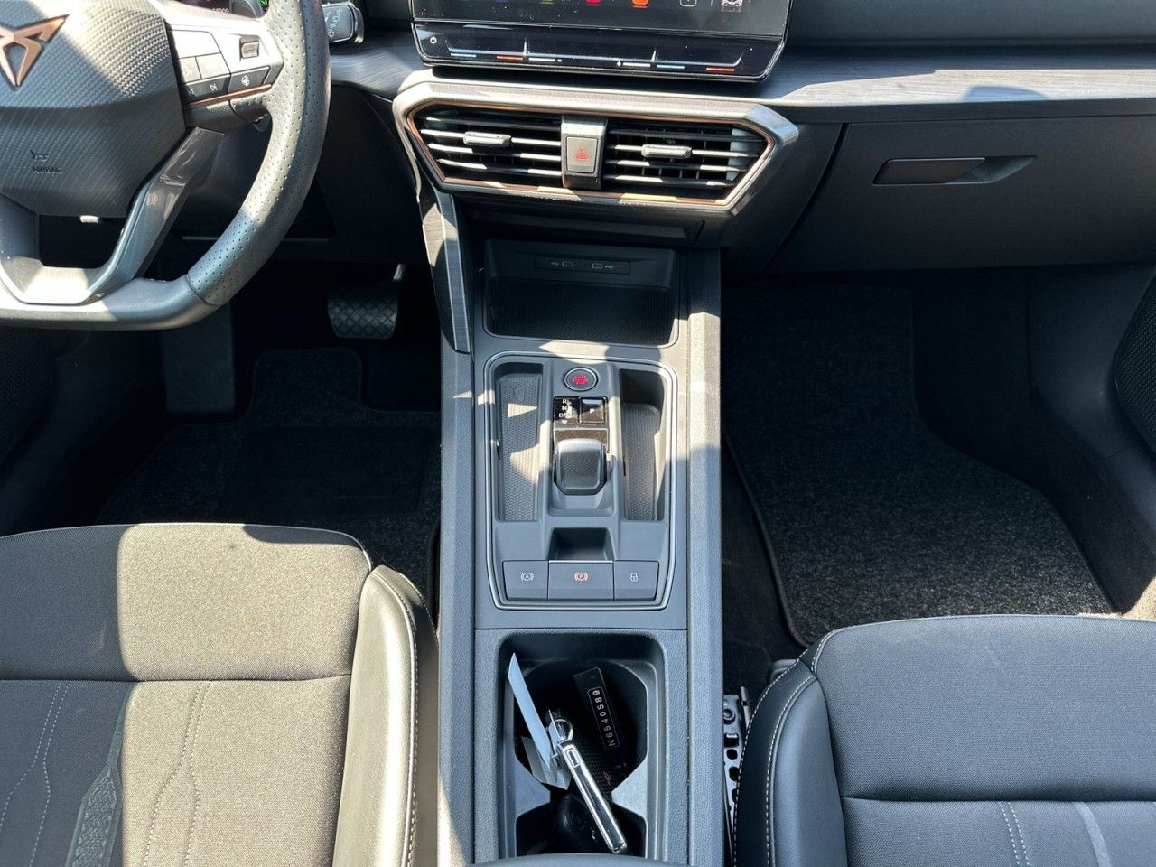 Fahrzeugabbildung CUPRA Formentor 1.5TSI 150 PS DSG*LED*19Zoll* - mit KI generiert/bearbeitet