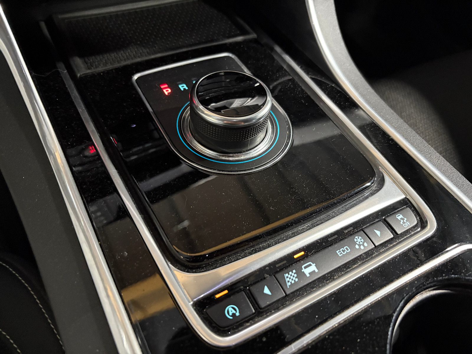 Fahrzeugabbildung Jaguar XE /TEMPOMAT/NAVI/SHZ/KLIMA/BI-XENON/SPURHALTE