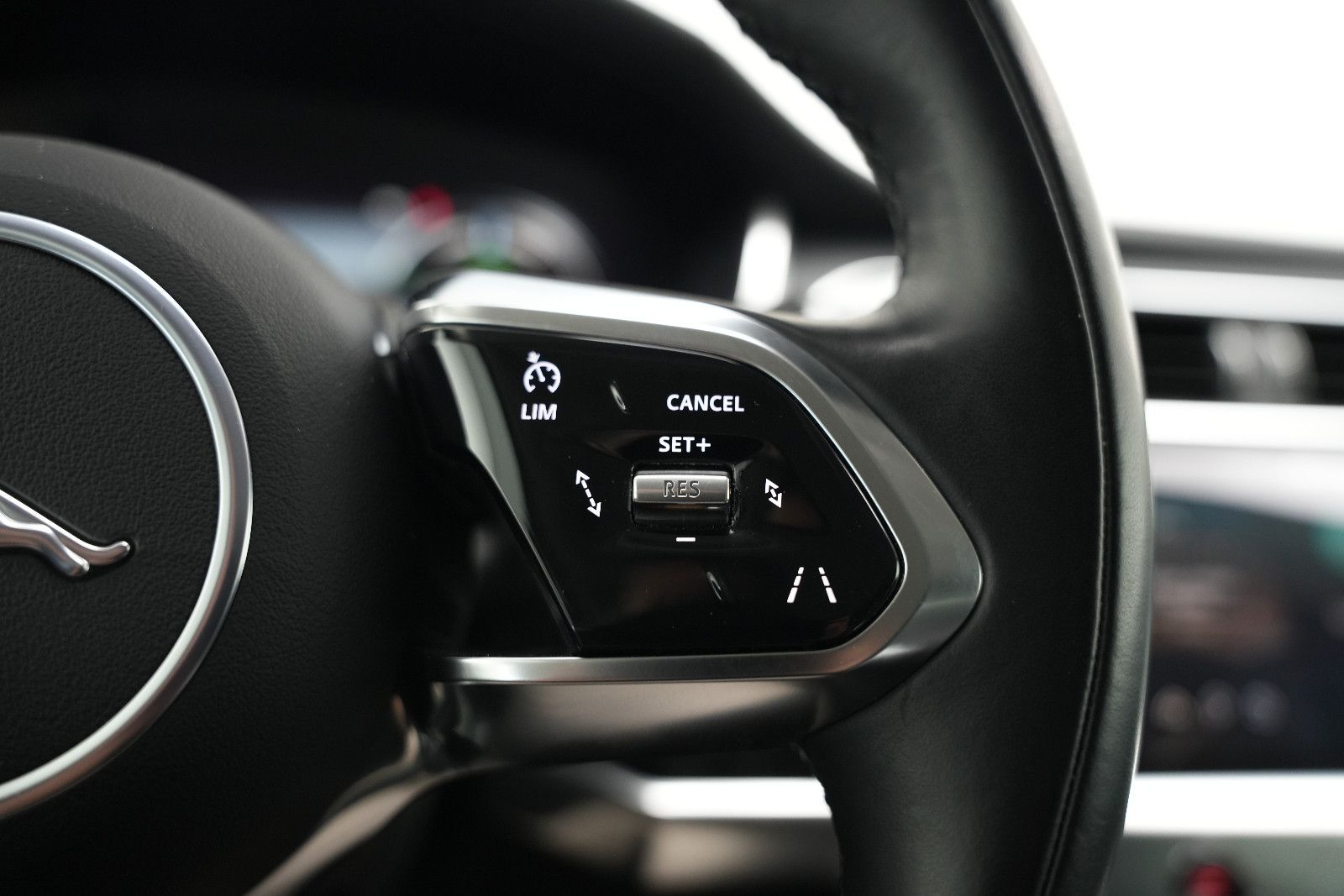 Fahrzeugabbildung Jaguar I-PACE 400 AWD/Black-Pack/CarPlay/MERIDIAN/89,6%